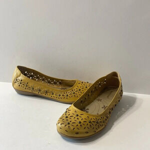 BareTraps Mustard Bohemian Floral Laser Cut Romantic Slip On Ballet Flats Size 7